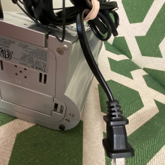 Timex alarm clock radio; am/fm; electric, battery option - Picture 5 of 8